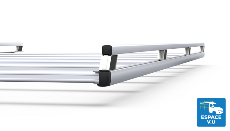 Galerie en aluminium anodisé et en acier inoxydable avec un profilé latéral ajouré pour faciliter l’arrimage pour l'aménagement et l'équipement du toit du véhicule utilitaire des artisans. Solution de portage pour le transport des échelles et du chargement sur le pavillon du fourgon ou de la fourgonnette, le camion ou la camionnette professionnelle.