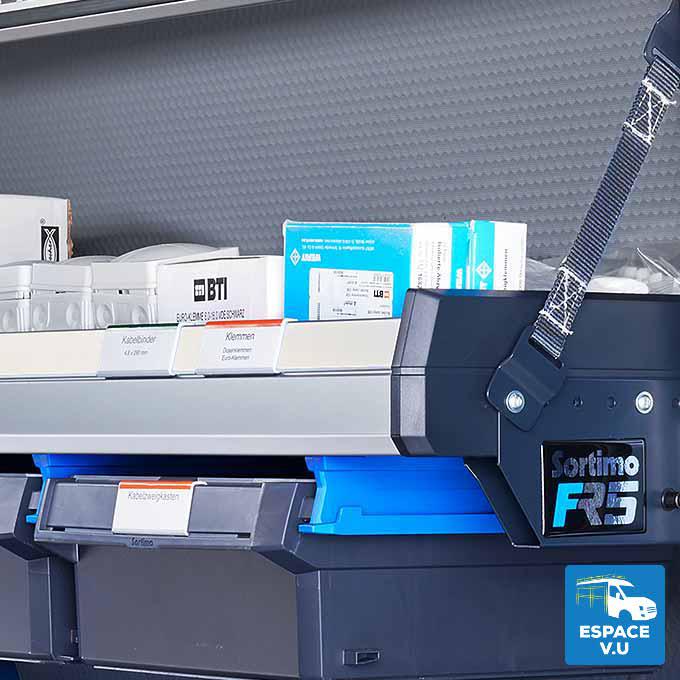 Porte-étiquette pour étagère relevable FR5 et SR-Boxx pour l'aménagement de véhicule utilitaire par Espace V.U Sarl aménageur de camion et camionnette en atelier mobile à Bordeaux en Gironde 33, Charente 16, Charente-Maritime 17, Dordogne 24 et Lot-et-Garonne 47.