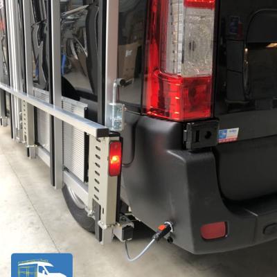 Éclairage de pupitre porte-verre latéral pour véhicule utilitaire.