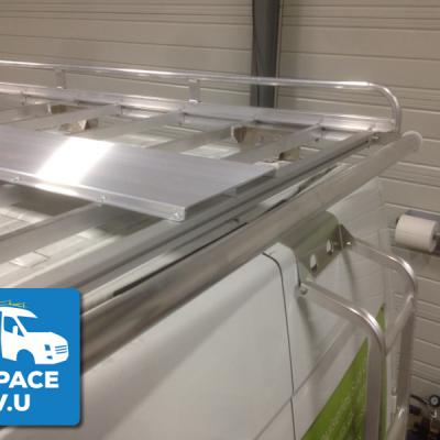 Échelle sur la porte arrière, chemin de marche et rouleau de chargement d'une galerie en aluminim montée avec un berce-vitre.