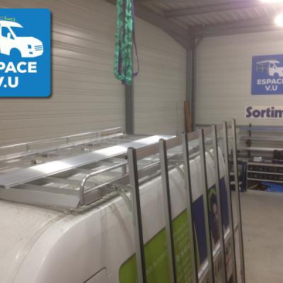 Pupitre latéral et galerie en aluminium pour l'équipement d'un véhicule utilitaire d'une entreprise de menuiserie.