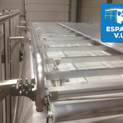 Système de patte de fixation entre la galerie et le pupitre latéral du fourgon d'une entreprise de menuiserie.