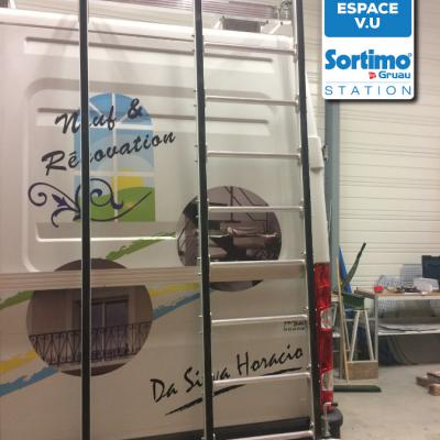 Échelle intégrée dans entre les montants verticaux du pupitre latéral pour véhicule utilitaire.