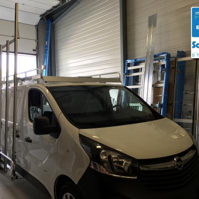 Rallonges amovibles pour pupitre latéral en alumium sur un véhicule utilitaire.