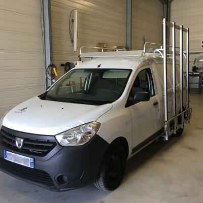 Galerie en aluminium et pupitre latéral pour véhicule utilitaire petit volume.