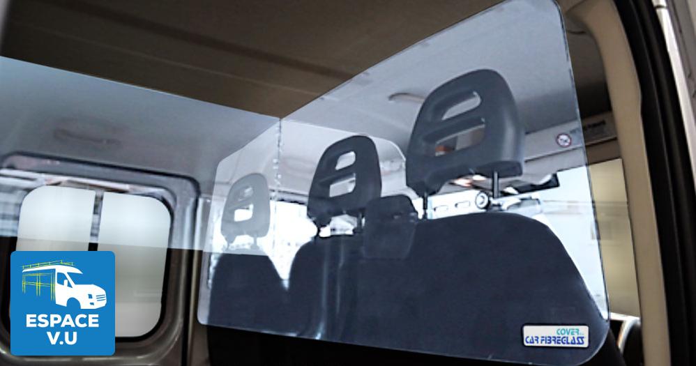 Parois (panneau) de séparation en plexiglass rigide entre les passagers à l'arrière pour véhicule utilitaire.
