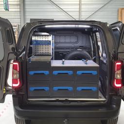 Agencement du Berlingo utilitaire (van) réalisé pour une entreprise de radio télécommunication en Nouvelle-Aquitaine avec un équipement sur mesure Sortimo.